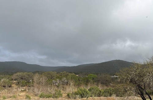 Leakey House | Private river access! Quiet, Peaceful.sleeps 6. amazing views.