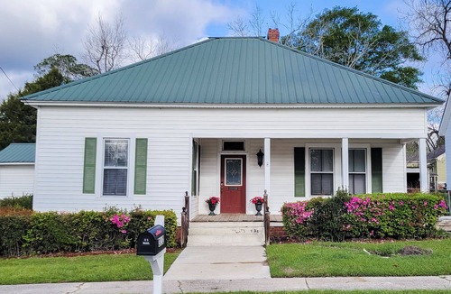 Eastman Cottage | Private Room in The Cottage on 5th in Downtown Eastman