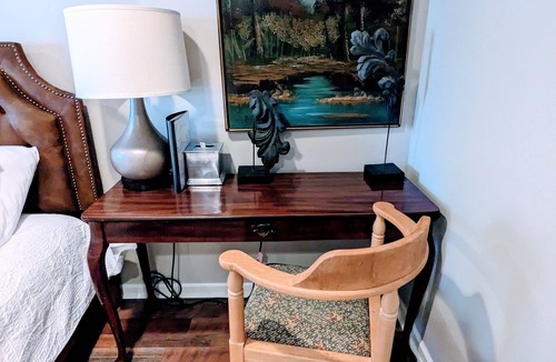 Buena Vista Hotel | Private room with a queen bed at The Town House Inn