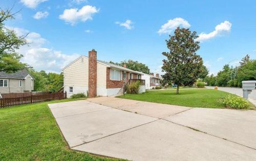 Rossville Apartment | Private Upstairs Unit near Balt City John Hopkins