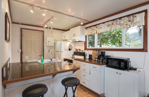 Hauula House | Private Waterfront House AC & Fast Wi-Fi 30 Day