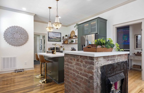 Columbus House | Promenade on Poplar- Brand New, Beautifully Decorated Cozy 2 Bedroom w/King Bed