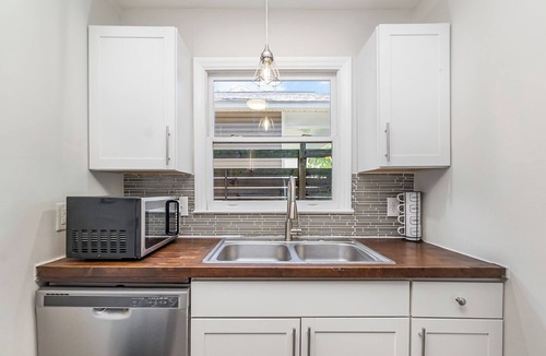 Biddleville House | QC Retro - Stylish 2-Queen bedroom townhome in Center City Charlotte