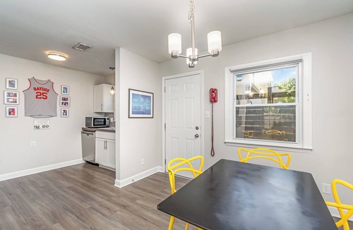 Biddleville House | QC Retro - Stylish 2-Queen bedroom townhome in Center City Charlotte