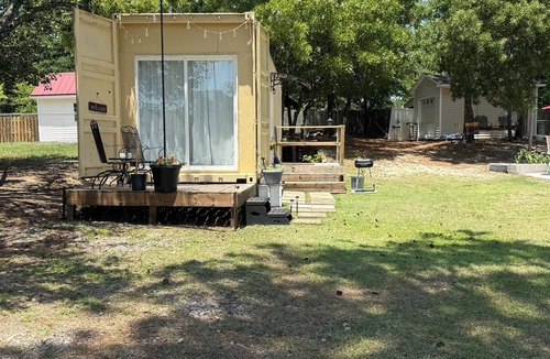 Silver Lake House | Quaint container home on private road 1bd/1bath that can sleep 4