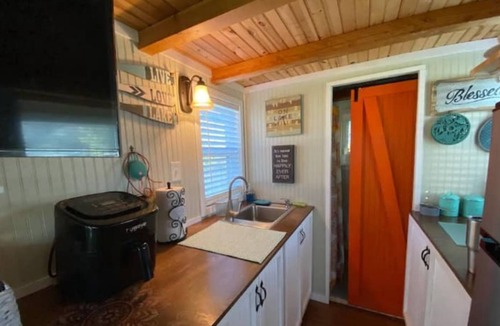Silver Creek Village House | Quaint & Cozy 1-Bdrm Tiny Home- HOT TUB/SUPs/KAYAK