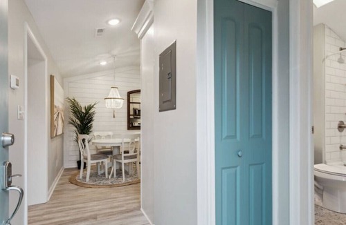 Buckroe Beach House | Quaint extended stay 1/1 next to beach