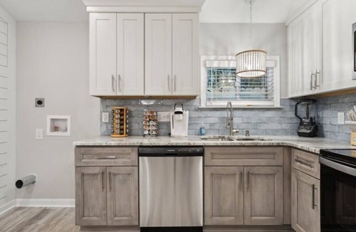 Buckroe Beach House | Quaint extended stay 1/1 next to beach