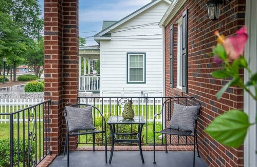 Aiken House | Quaint house, king bed 2min from down town