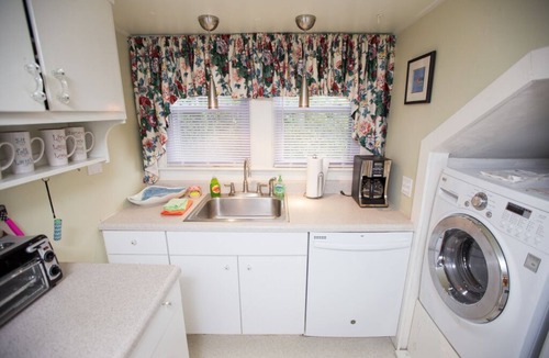 Historic Downtown Manteo Cottage | Quaint Loft in the Heart of old town Manteo, Roanoke island, OBX