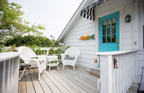 Historic Downtown Manteo Cottage | Quaint Loft in the Heart of old town Manteo, Roanoke island, OBX