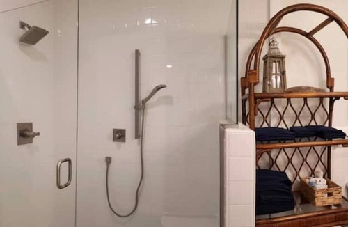 Morehead City Cottage | Quaint renovated 40's Beaufort Cottage on Ann St - Dog Friendly!