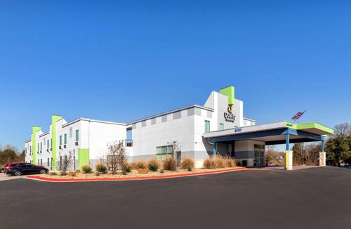 Elgin Hotel | Quality Inn & Suites Elgin