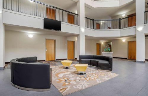 Broadmoor Hotel | Quality Suites Baton Rouge East - Denham Springs