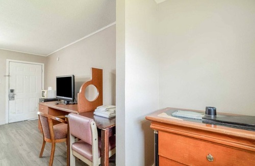 West Monroe Apartment | Queen Bed|Non-Smoking