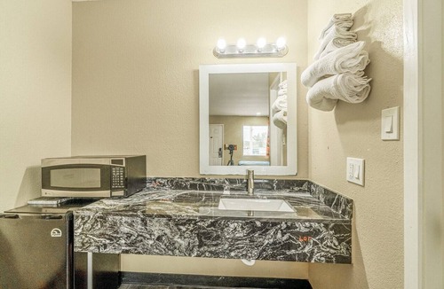 Rockdale Apartment | Queen Bed|Smoking|Rockdale TX