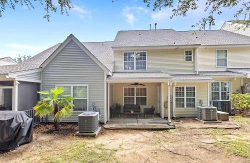 Charleston House | Queen Kelsey-Mins From Credit One-Pet Friendly
