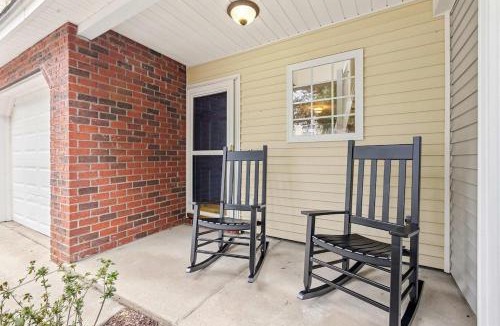 Charleston House | Queen Kelsey-Mins From Credit One-Pet Friendly