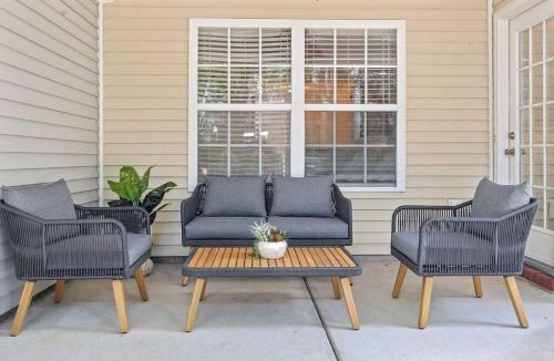 Charleston House | Queen Kelsey-Mins From Credit One-Pet Friendly