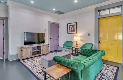 Savannah Victorian District Apartment | Queen's Perch | Historic District Downtown | Walk to Famous Forsyth Park