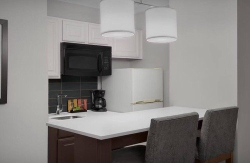 White Settlement Apartment | Queen Studio w/Full Kitchen | Pool + Breakfast