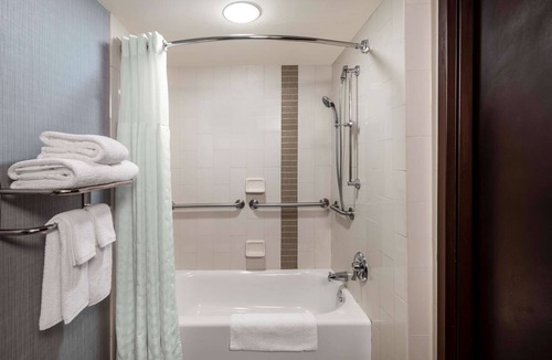 St. Johns Hotel | Quick Drive to The Vortex! Pet-Friendly Property w/Outdoor Pool, Free Parking!