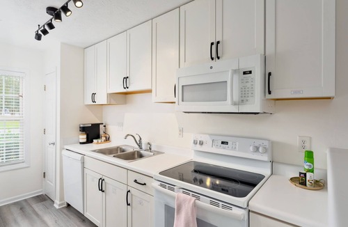 Wilmington House | Quiet Boho Townhouse; 15 Min to Beach