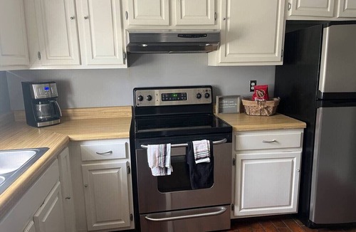 Athens Condo | Quiet Condo off Lumpkin/Perfect Gameday Haven