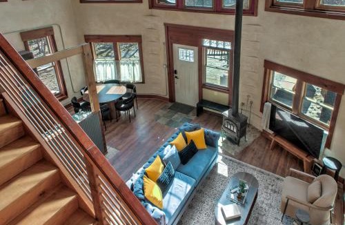 Old Fort House | Quiet, Funky Retreat with Game Room and Hot Tub