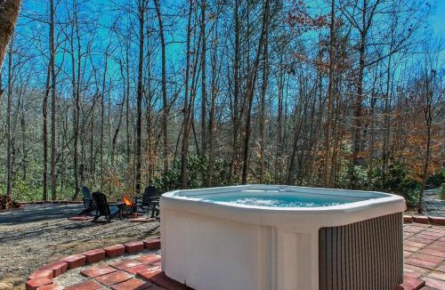 Old Fort House | Quiet, Funky Retreat with Game Room and Hot Tub