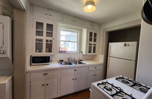 Greater Heights House | Quiet Heights Hideaway Walk to Restaurants
