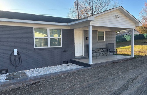 Lincolnton House | Quiet in Town - Nintendo, Large Parking, EV Ready