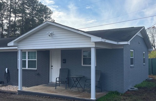 Lincolnton House | Quiet in Town - Nintendo, Large Parking, EV Ready