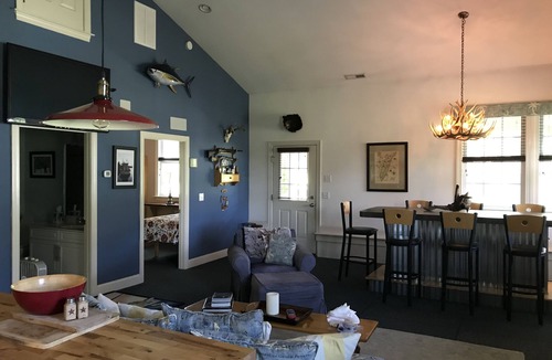 Temperanceville Cabin | QUIET, pet-friendly nature retreat with HOT TUB & without getting BIT!