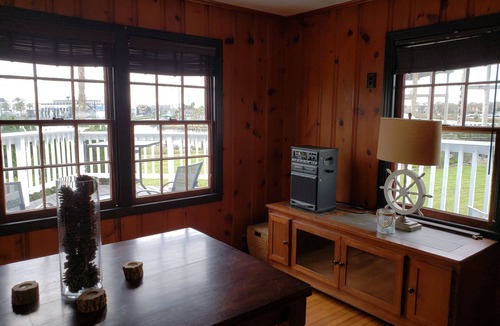 El Lago Cabin | Quiet Waterfront Escape Overlooking Kemah Boardwalk