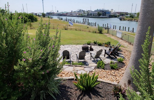 El Lago Cabin | Quiet Waterfront Escape Overlooking Kemah Boardwalk