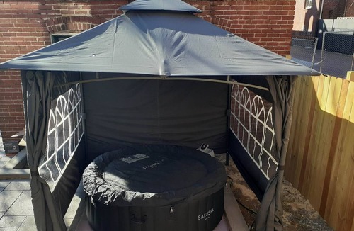 Columbia Heights House | Quirky Townhouse - Hot Tub & Parking!