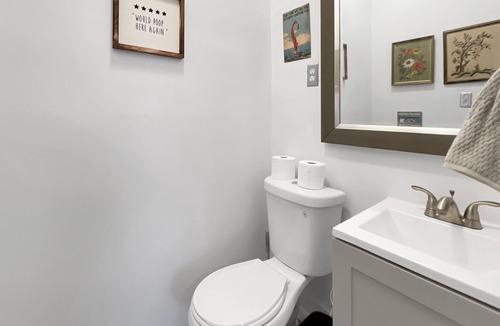 Columbia Heights House | Quirky Townhouse - Hot Tub & Parking!