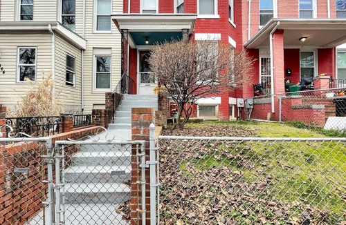 Columbia Heights House | Quirky Townhouse - Hot Tub & Parking!