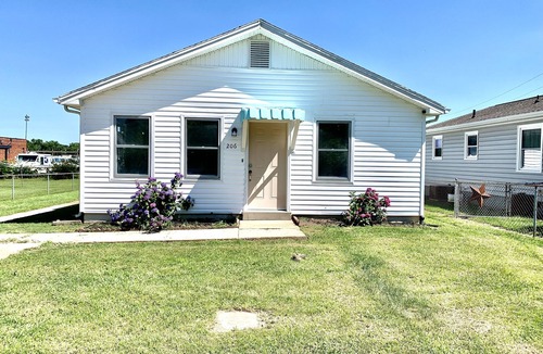 Issue House | Radiant 2 bedroom close to the beach!