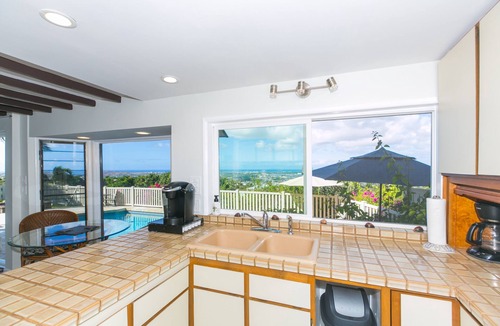 Waimalu Bed & Breakfast | Rainbow Inn. Pearl Harbor View. Great for a quiet get away or bring family.
