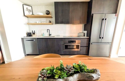 Rainey Street Historic District Condo | Rainey St Luxury Condo | Rooftop Pool & Gym