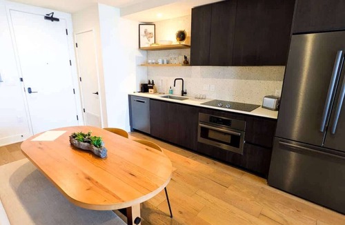 Rainey Street Historic District Condo | Rainey St Luxury Condo | Rooftop Pool & Gym