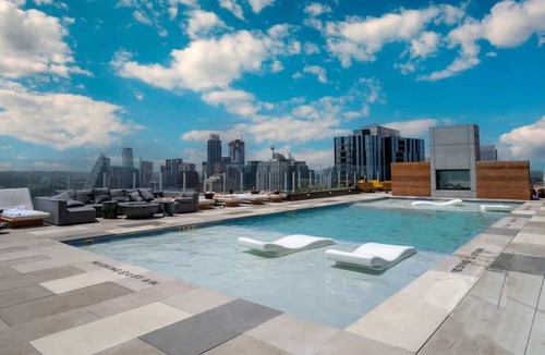 Rainey Street Historic District Condo | Rainey St Luxury Condo | Rooftop Pool & Gym