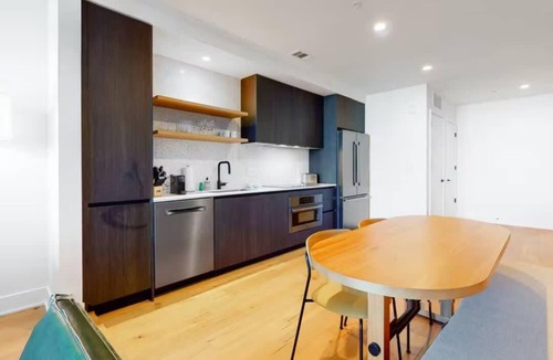 Rainey Street Historic District Condo | Rainey St |Rooftop Pool| by Barclé