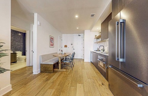 Rainey Street Historic District Apartment | Rainey street 31st floor lake view balcony, king bed, rooftop pool, gym, coffee