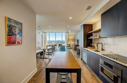 Rainey Street Historic District Condo | Rainey Street condo w/lake & sunset-view balcony - rooftop pool & gym