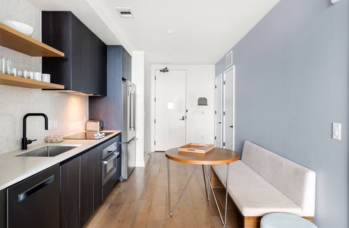 Rainey Street Historic District Condo | Rainey Street King Suite | Rooftop Pool