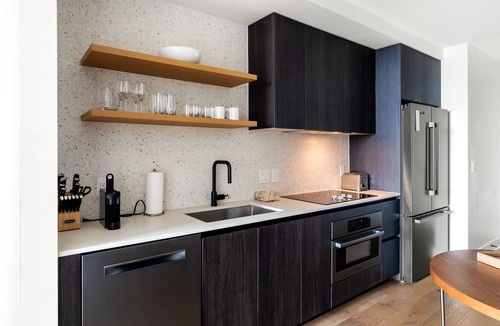 Rainey Street Historic District Condo | Rainey Street King Suite | Rooftop Pool