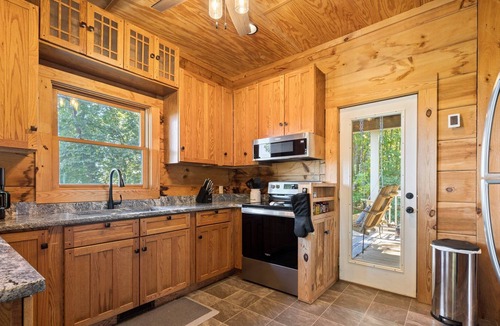 Henrietta House | Rambling Rose Creekside Retreat near Asheville and Lake Lure